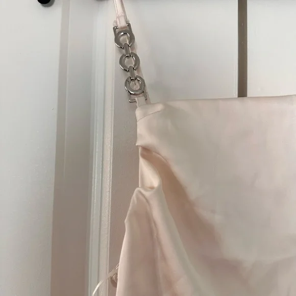 Elegant White Sleeveless Dress - Picture 4 of 7